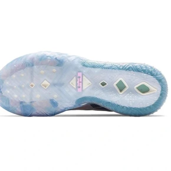 Nike atmos x LeBron 18 Low \'Sakura\' CV7562-101 main image 5